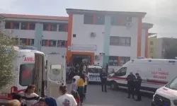 İzmir'de sınıfın içinde yangın tüpü sıktılar