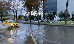 İzmir'de yoğun sağanak hayatı durdurdu