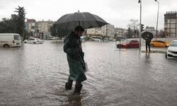 İzmir'in kuzeyinde sağanak etkili: Yollar göle döndü