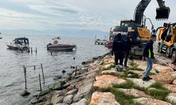 Karşıyaka'daki kaçak iskeleler yıkılıyor