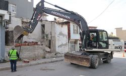 Konak'ta metruk yapıların yıkımı devam ediyor