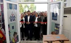 Kuşadası'nda çocukların yüzü 'Ada Kıyafet Evi̇' i̇le gülecek