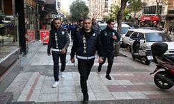 Manisa'da kaldırımlar vatandaşa geri veriliyor