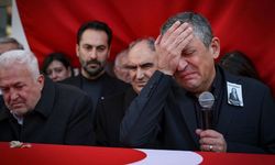 Özgür Özel,Durbay'ın tabutuna omuz verdi