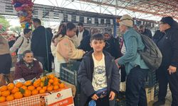 Seferihisar'ın minik esanafının tezgahı dolup taşıyor