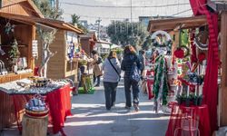 Yeni yılın renkleri Kuşadası yılbaşı pazarı'nda