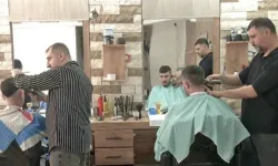 İzmir'de berberden dayanışma örneği: tıraş 150 TL'de sabitlendi