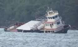 Kuvvetli lodos Balıkesir'de feribotu karaya sürükledi