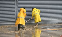 Sağanak sonrası Kuşadası Belediyesi görev başında