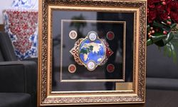 Bahçeli'den Erdoğan'a 72 gül ve özel tasarım tablo