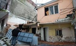 İzmir'de tünel inşaatında evleri zarar gören mahalleliden belediyeye tepki