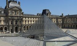 Louvre Müzesi'nin müdürü istifa etti