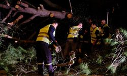 Park ve Bahçeler Ekipleri fırtınada sahadaydı