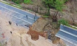 Selçuk-Aydın yolunda sağanak sonrası çökme: Trafik kapandı