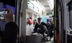 Yaralı sedyeden atlayıp gazetecilere saldırdı!