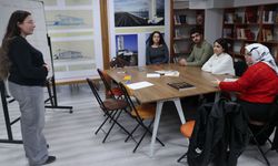 Konak'ta gençler yabancı dilini konuşarak geliştiriyor