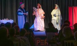 Kuşadası Tiyatro Günleri'nde kahkaha dolu anlar yaşandı