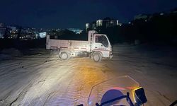 Kuşadası'nda kaçak moloz dökerken suçüstü yakalanan kamyonet sürücüsüne ceza