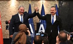 Ağıralioğlu, Akalın'a Anahtar Parti rozeti taktı