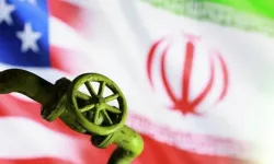 İran'ın Lavan Adası Rafinerisi'nde patlamalar meydana geldi