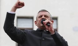 Özgür Özel tebligatı yırttı, TBMM'ye yürüdü