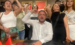 Gümrükçü İl Binasına gece yarısı girdi.