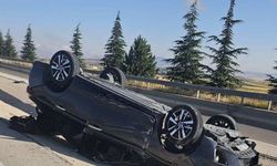 Refüje devrilen otomobilde 8 kişi yaralandı