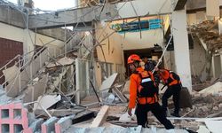 Endonezya'da 7,7 büyüklüğünde deprem: 14 ölü