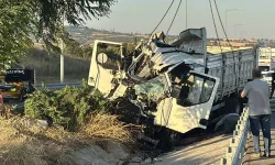 Kamyon Bariyerlere Çarptı: 2 Ölü