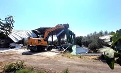 Tarım alanına kaçak yapılan depo yıkıldı