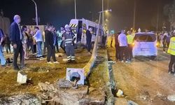 Düğün dönüşü kaza: Minibüs ile ticari araç çarpıştı