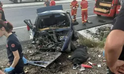 Kontrolden çıkan otomobil refüje çarptı: 2 ölü