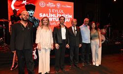 Salihli'de 104. Yıl Coşkusu: Adamlar'dan Unutulmaz Gece