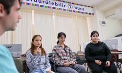 Buca'da gençler dil engelini aşıyor