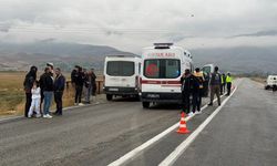 Hakkari'de öğrenci servisi devrildi: 12 yaralı