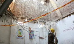 Peşaver'de okul binası çöktü: 45 çocuk enkazdan çıkarıldı