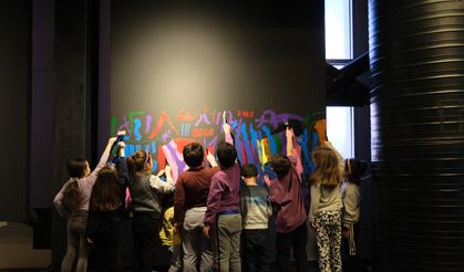 Çocuklar kolektif sanat üretimini öğreniyor