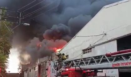 İzmir Bornova'da korkutan depo yangını