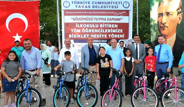 Başkan'dan tüm mezunlara bisiklet hediyesi