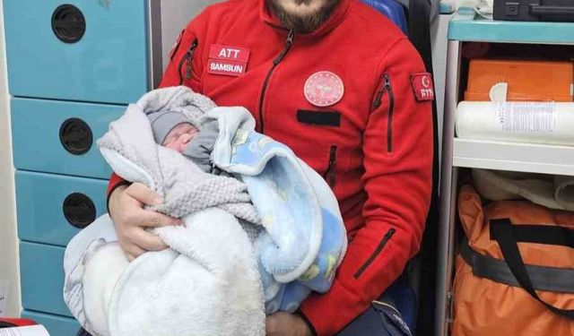 Ambulansta doğum: Ahmet bebek hayata gözlerini ambulansta açtı
