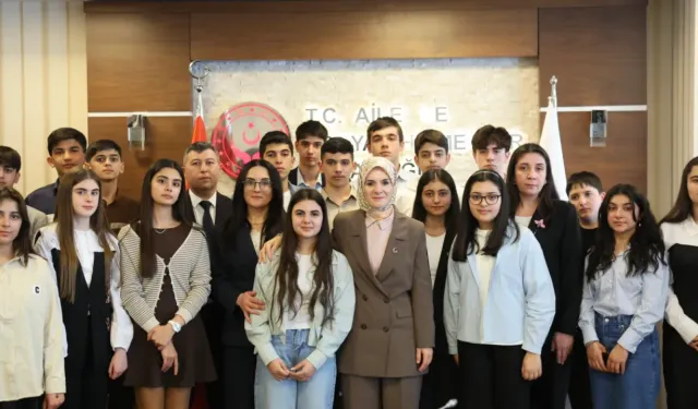 Bakan Göktaş Karabağ şehitlerinin çocuklarıyla buluştu