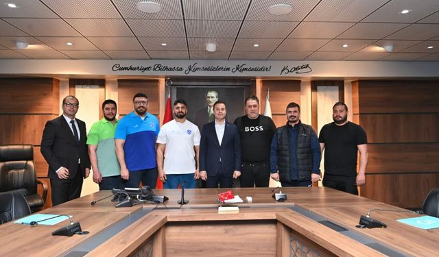 Başkan Akın, şampiyon güreşçileri Balıkesir’in renklerine bağladı