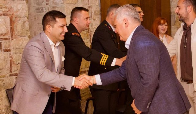 Kuşadası'nda  ilçe protokolü bayramın ilk günü vatandaşla bayramlaştı