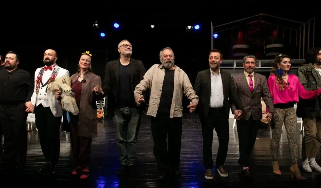 İzmir, “Süleyman ve Öbürsüler”i ayakta alkışladı