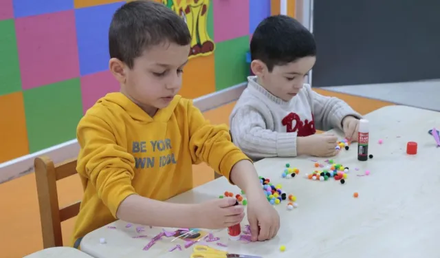 Konak’ta minikler sanatla büyüyorKonak Belediyesi’nin ücretsiz okul öncesi eğitimi sunduğu Mutlu Çocuklar Oyun Evleri’nde çocuklar sanatla büyüyor, anneler de nefes alıyor.