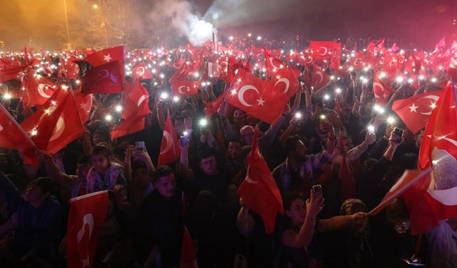 İmamoğlu çağırdı: Eline Türk Bayrağı'nı alan gelsin