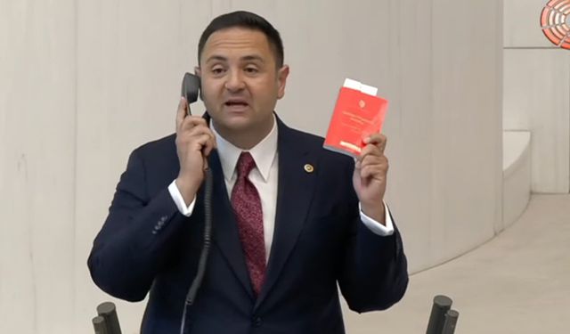 CHP'li Umut Akdoğan Meclis'e getirdiği ahize ile bakın kimi taklit etti