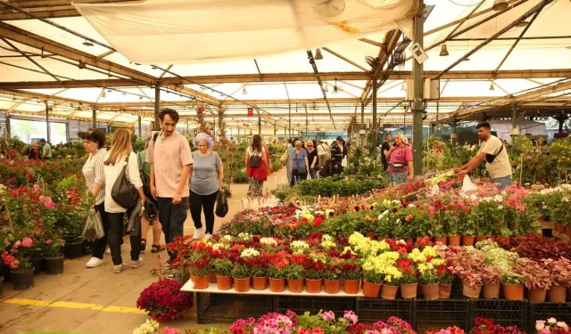 Karşıyaka Çiçek Festivali’ne binlerce doğa tutkunu akın etti