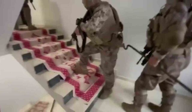 Adana’da çelik yelek ve silahlar ele geçirildi