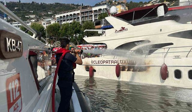 Alanya’da iskeleye bağlı lüks yat alevlere teslim oldu